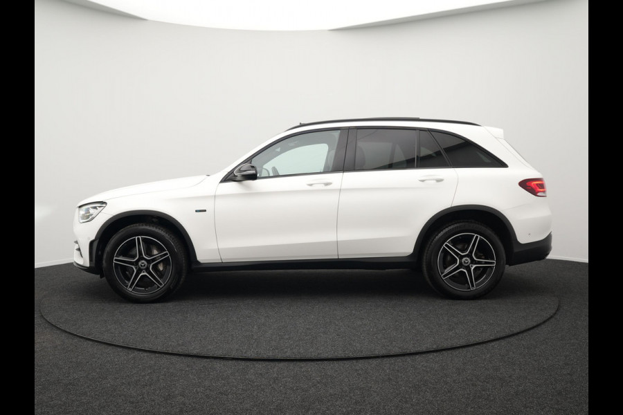 Mercedes-Benz GLC 300e 4MATIC AMG Night Plug in Hybrid 320pk | PHEV | Panodak | Trekhaak af Fabriek | Carplay | Navi | Camera | Spraakbediening | DAB | Stoelverwarming | Cruise Control |