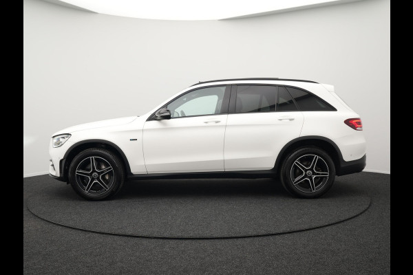Mercedes-Benz GLC 300e 4MATIC AMG Night Plug in Hybrid 320pk | PHEV | Panodak | Trekhaak af Fabriek | Carplay | Navi | Camera | Spraakbediening | DAB | Stoelverwarming | Cruise Control |