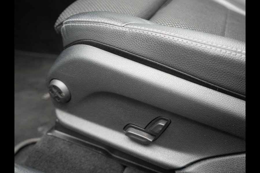 Mercedes-Benz GLC 300e 4MATIC AMG Night Plug in Hybrid 320pk | PHEV | Panodak | Trekhaak af Fabriek | Carplay | Navi | Camera | Spraakbediening | DAB | Stoelverwarming | Cruise Control |