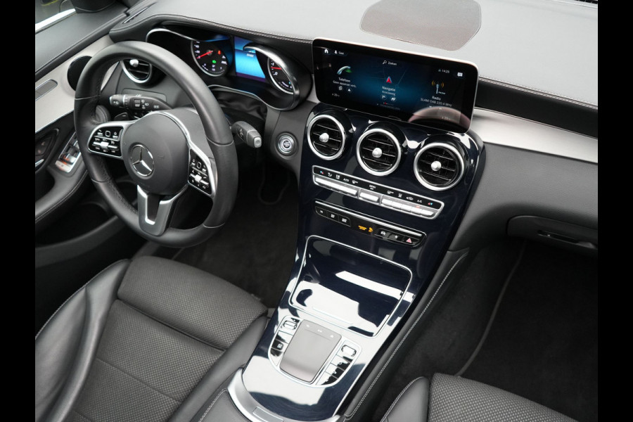 Mercedes-Benz GLC 300e 4MATIC AMG Night Plug in Hybrid 320pk | PHEV | Panodak | Trekhaak af Fabriek | Carplay | Navi | Camera | Spraakbediening | DAB | Stoelverwarming | Cruise Control |