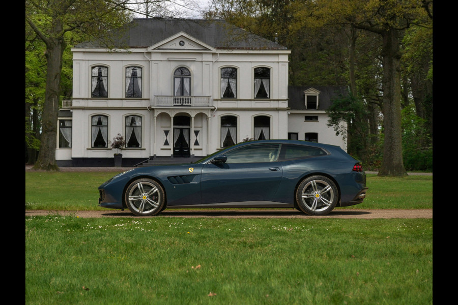 Ferrari GTC4 6.3 V12 Lusso | Atelier Car | Full spec! | Blu Ahrabian | Pano-dak | Lift | 360 cam | CarPlay