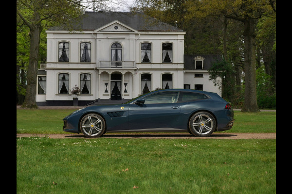 Ferrari GTC4 6.3 V12 Lusso | Atelier Car | Full spec! | Blu Ahrabian | Pano-dak | Lift | 360 cam | CarPlay