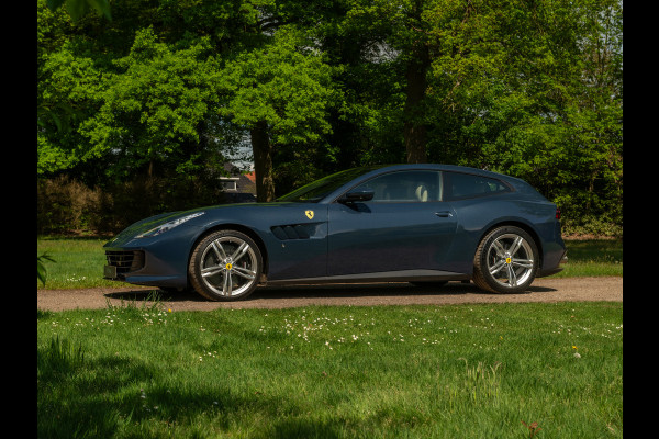 Ferrari GTC4 6.3 V12 Lusso | Atelier Car | Full spec! | Blu Ahrabian | Pano-dak | Lift | 360 cam | CarPlay