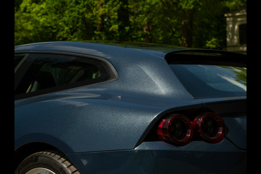 Ferrari GTC4 6.3 V12 Lusso | Atelier Car | Full spec! | Blu Ahrabian | Pano-dak | Lift | 360 cam | CarPlay