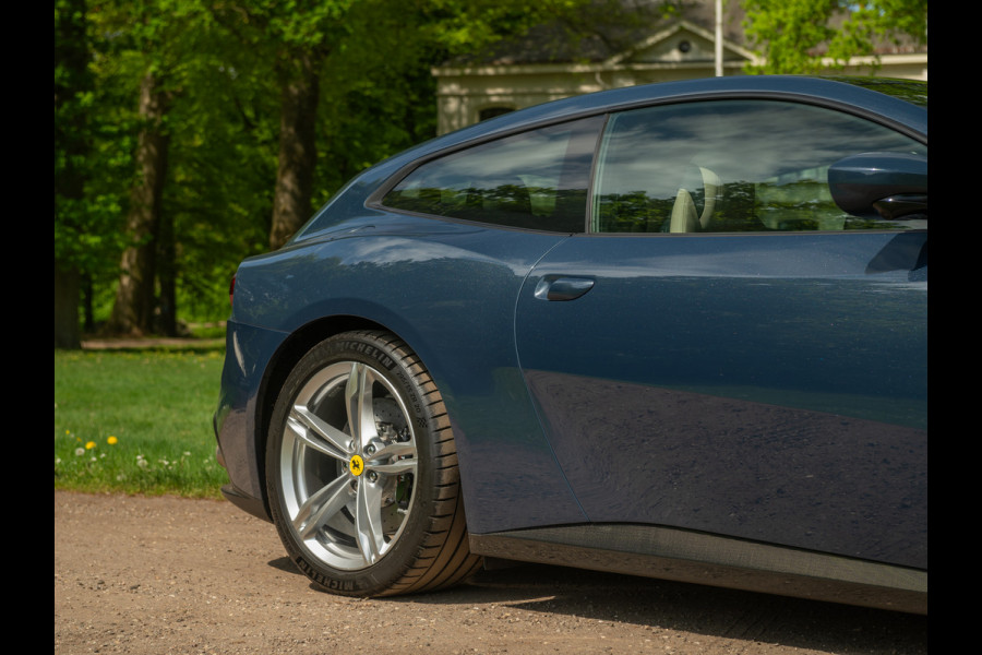 Ferrari GTC4 6.3 V12 Lusso | Atelier Car | Full spec! | Blu Ahrabian | Pano-dak | Lift | 360 cam | CarPlay
