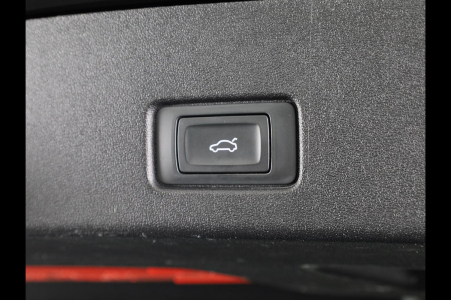 Audi Q4 e-tron 40 Launch edition S Competition 77 kWh 204pk | Panoramadak | Head-up Display | Navigatie | Stoelverwarming