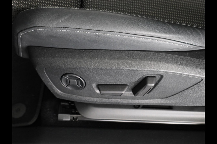 Audi Q4 e-tron 40 Launch edition S Competition 77 kWh 204pk | Panoramadak | Head-up Display | Navigatie | Stoelverwarming