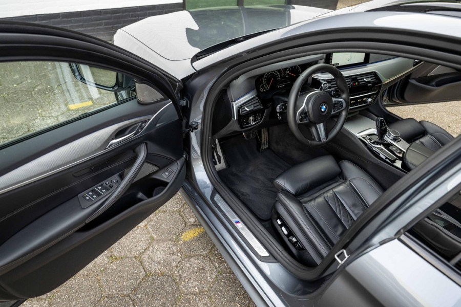BMW 5 Serie Touring 520i M-Sport Panorama Nappa Leder Orig NL Auto NAP