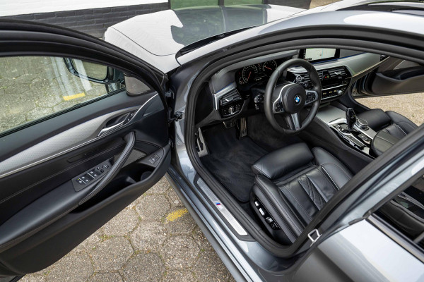 BMW 5 Serie Touring 520i M-Sport Panorama Nappa Leder Orig NL Auto NAP
