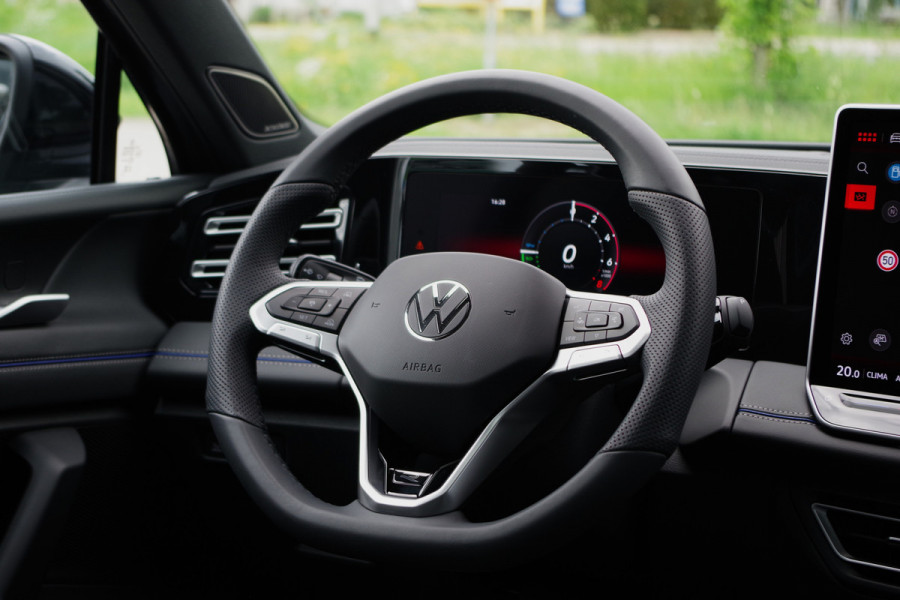 Volkswagen Tiguan 1.5 eHybrid 272 PK R-Line Edition PHEV, Panoramadak, Trekhaak, Harman / Kardon Geluidssysteem, Massage