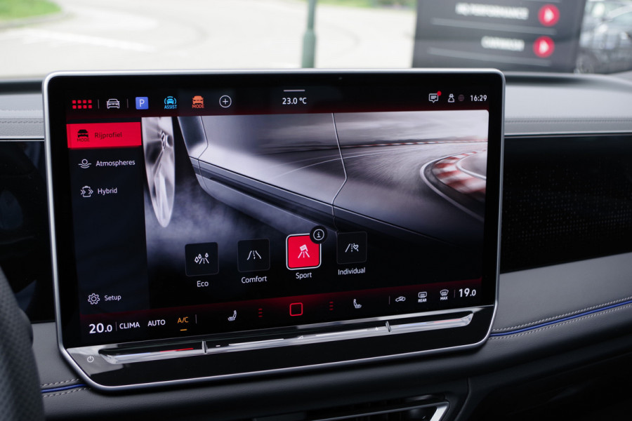 Volkswagen Tiguan 1.5 eHybrid 272 PK R-Line Edition PHEV, Panoramadak, Trekhaak, Harman / Kardon Geluidssysteem, Massage