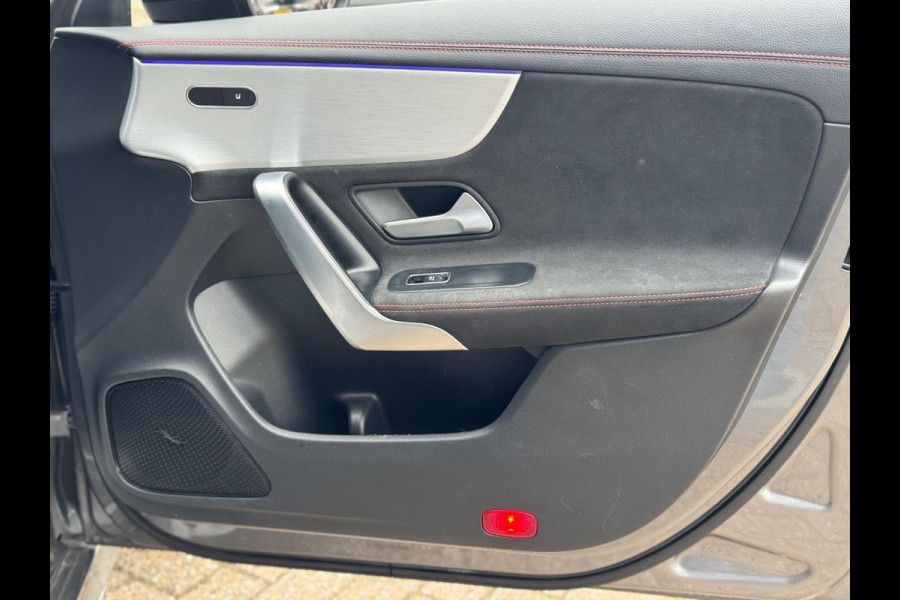 Mercedes-Benz CLA-Klasse 180 d AMG 2019 AUT NAVI PANO Diesel