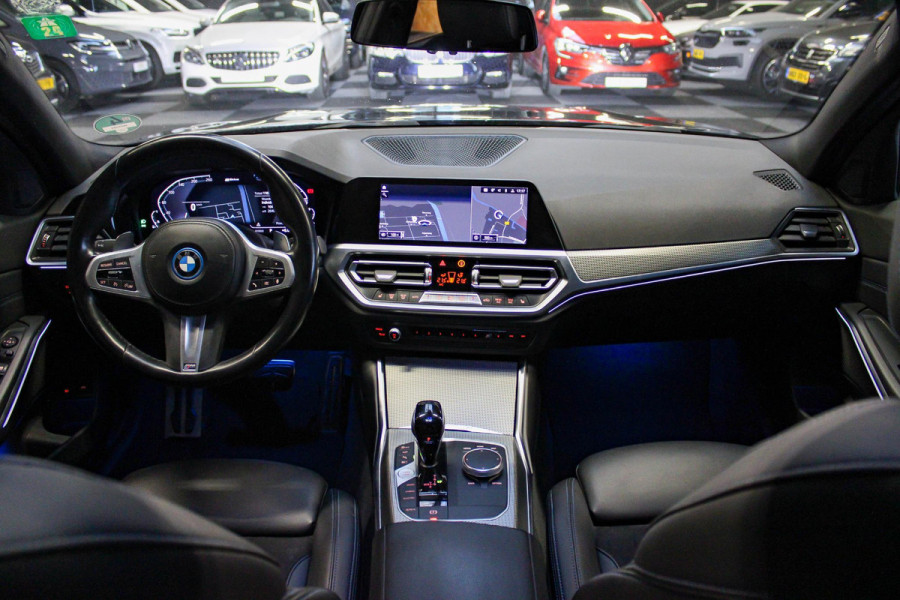 BMW 3 Serie Touring 330e M-Sport | Pano | Trekhaak | 360 camera