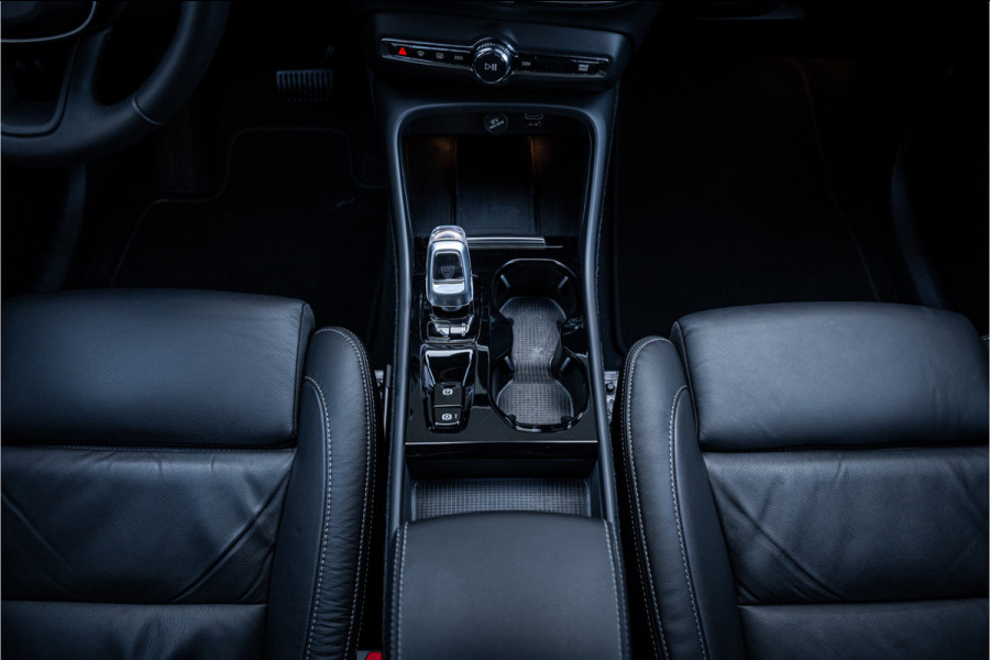 Volvo XC40 T5 AWD Intro Edition **Panoramadak**LEDER**Trekhaak wegklapbaar**dealer onderhouden