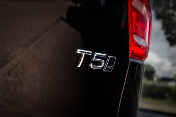 Volvo XC40 T5 AWD Intro Edition **Panoramadak**LEDER**Trekhaak wegklapbaar**dealer onderhouden