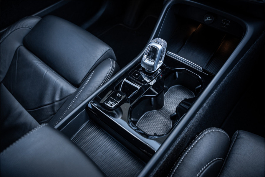 Volvo XC40 T5 AWD Intro Edition **Panoramadak**LEDER**Trekhaak wegklapbaar**dealer onderhouden