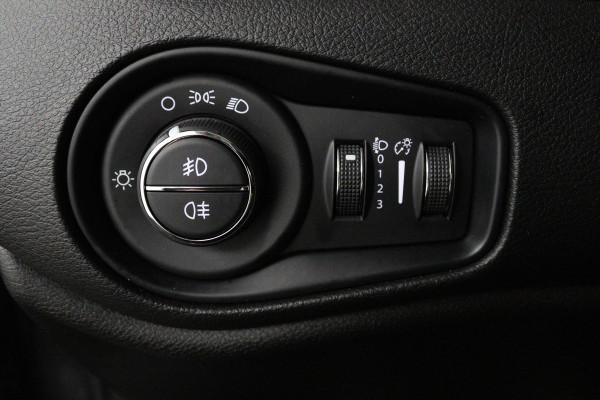 Jeep Renegade 1.4 MultiAir Limited (PANORAMADAK, CLIMA, NAVIGATIE, PARKEERSENSOREN, STUURBEDIENING)