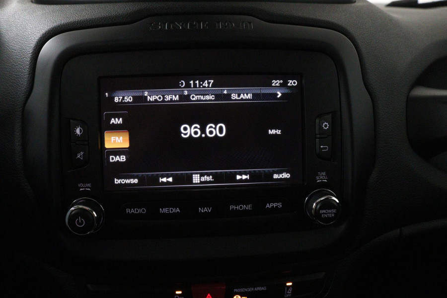 Jeep Renegade 1.4 MultiAir Limited (PANORAMADAK, CLIMA, NAVIGATIE, PARKEERSENSOREN, STUURBEDIENING)