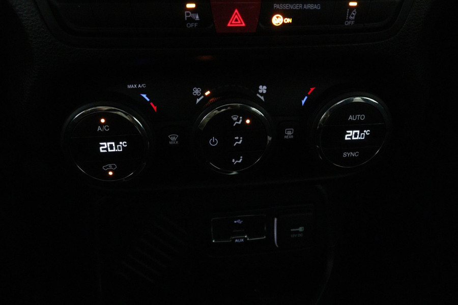 Jeep Renegade 1.4 MultiAir Limited (PANORAMADAK, CLIMA, NAVIGATIE, PARKEERSENSOREN, STUURBEDIENING)