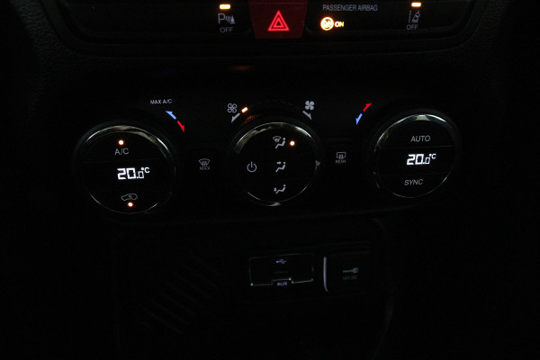 Jeep Renegade 1.4 MultiAir Limited (PANORAMADAK, CLIMA, NAVIGATIE, PARKEERSENSOREN, STUURBEDIENING)