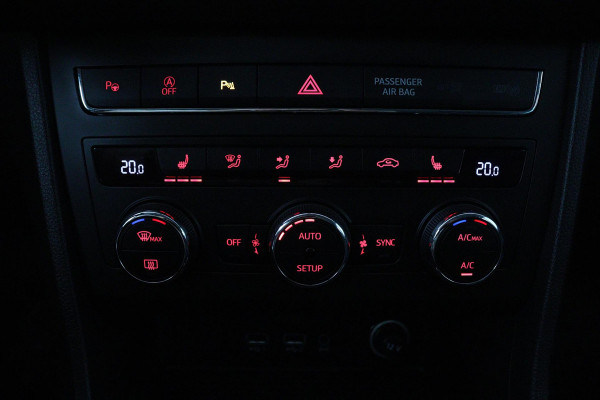 Seat Ateca 1.4 EcoTSI Style Business Intense (NAVIGATIE, TREKHAAK, CAMERA, STOELVERWARMING, LED)