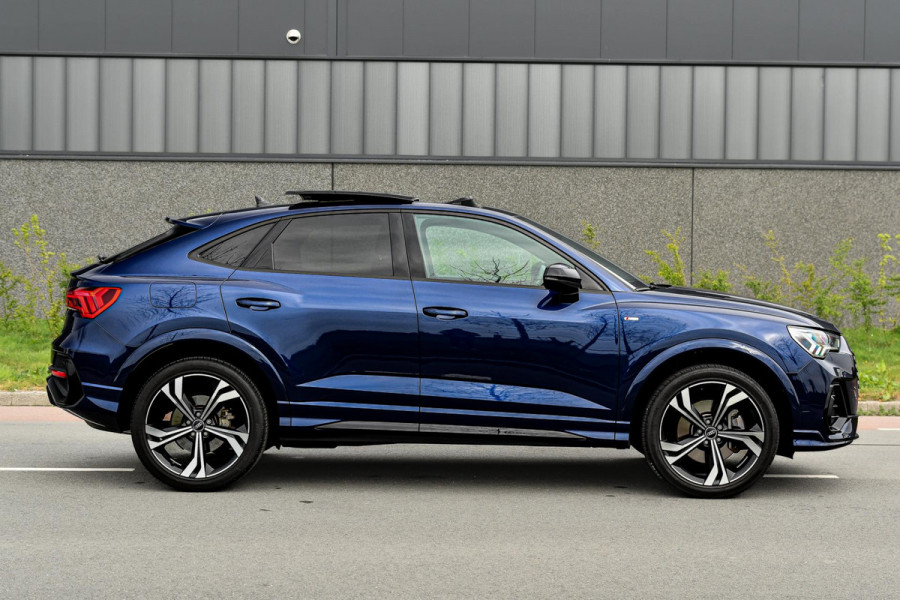 Audi Q3 Sportback 45 TFSI e 3x S-Line. Pano, ACC, Keyless, Sfeer, Dodeh, Camera, Matrix, 20'', Trekhaak, CarPlay!