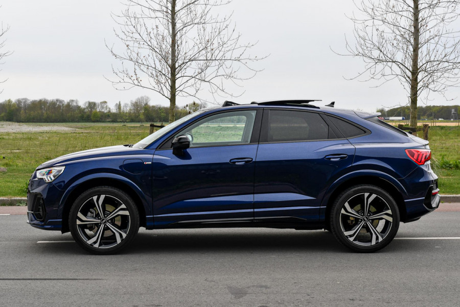 Audi Q3 Sportback 45 TFSI e 3x S-Line. Pano, ACC, Keyless, Sfeer, Dodeh, Camera, Matrix, 20'', Trekhaak, CarPlay!