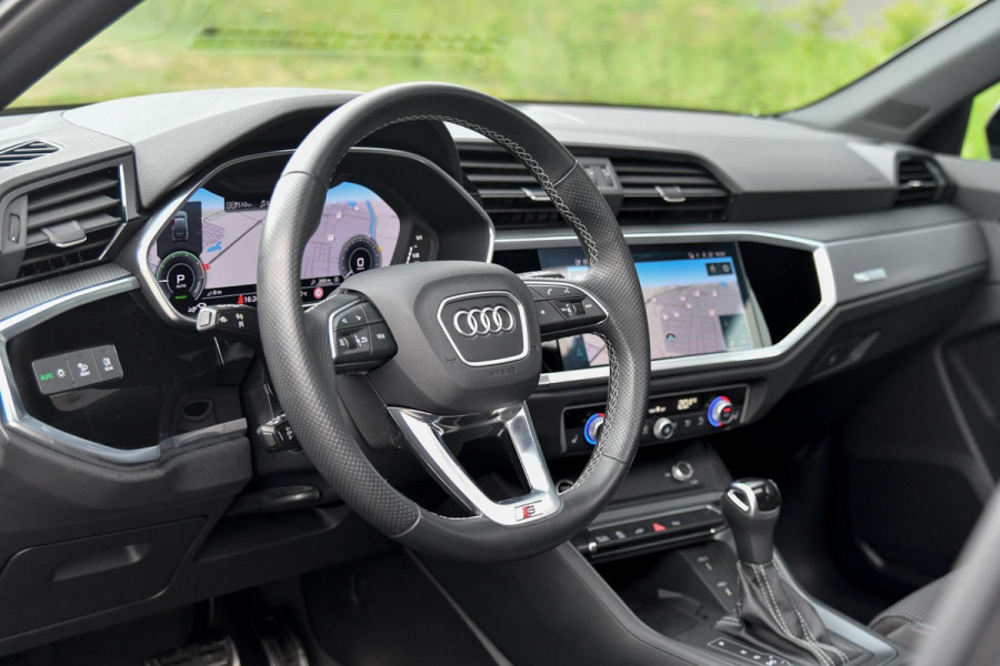 Audi Q3 Sportback 45 TFSI e 3x S-Line. Pano, ACC, Keyless, Sfeer, Dodeh, Camera, Matrix, 20'', Trekhaak, CarPlay!