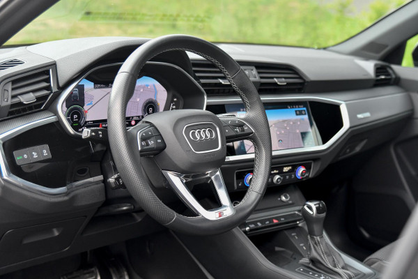Audi Q3 Sportback 45 TFSI e 3x S-Line. Pano, ACC, Keyless, Sfeer, Dodeh, Camera, Matrix, 20'', Trekhaak, CarPlay!