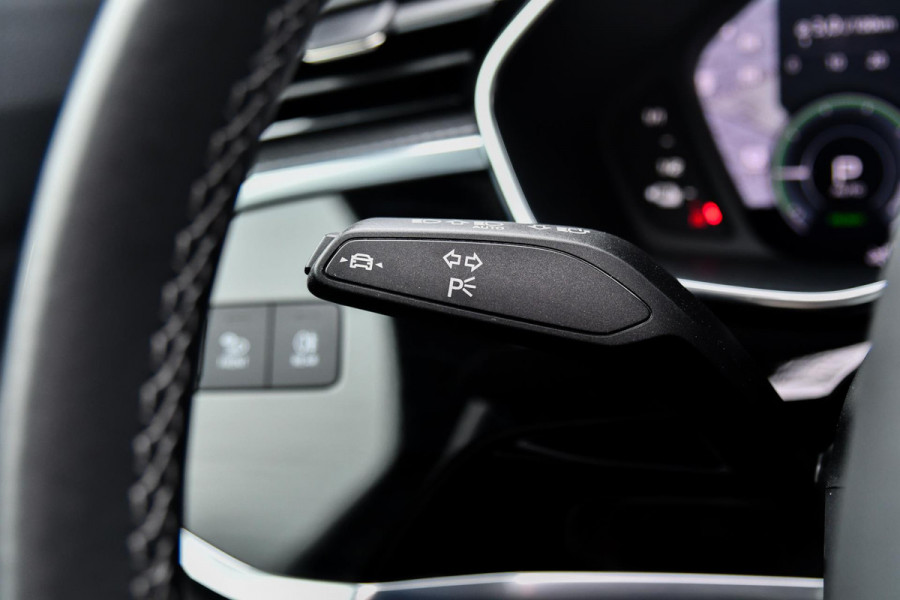 Audi Q3 Sportback 45 TFSI e 3x S-Line. Pano, ACC, Keyless, Sfeer, Dodeh, Camera, Matrix, 20'', Trekhaak, CarPlay!