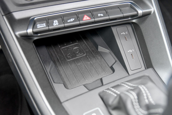 Audi Q3 Sportback 45 TFSI e 3x S-Line. Pano, ACC, Keyless, Sfeer, Dodeh, Camera, Matrix, 20'', Trekhaak, CarPlay!