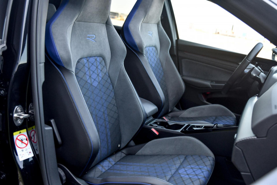 Volkswagen Golf 2.0 TSI R 4Motion Performance. BTW, Akra, Pano, Nurburg, HUD, H/K, Camera, ACC, Dodeh, IQ, Keyless, Stuurvw, CarPl