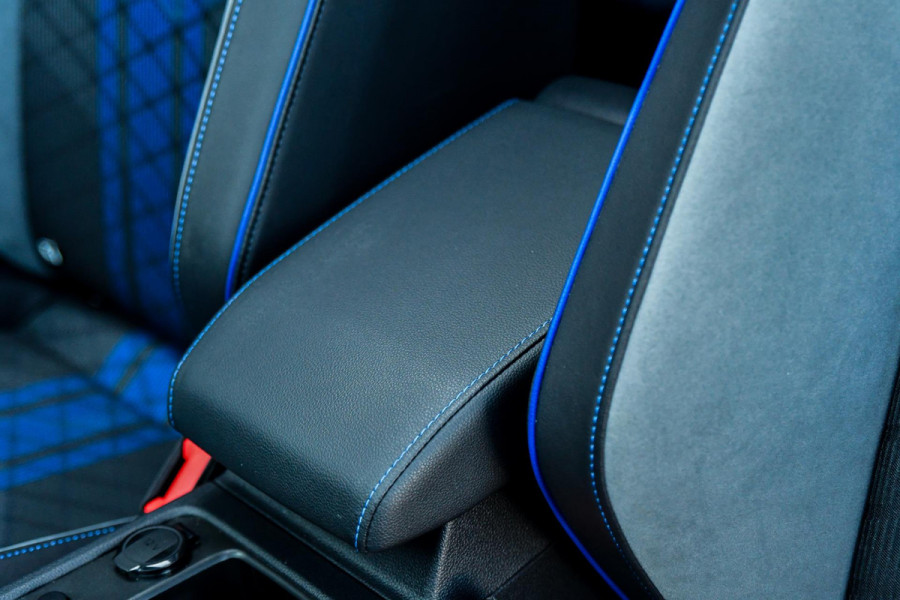 Volkswagen Golf 2.0 TSI R 4Motion Performance. BTW, Akra, Pano, Nurburg, HUD, H/K, Camera, ACC, Dodeh, IQ, Keyless, Stuurvw, CarPl