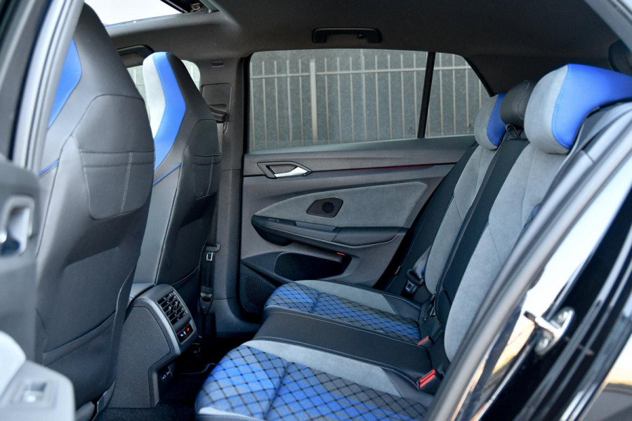 Volkswagen Golf 2.0 TSI R 4Motion Performance. BTW, Akra, Pano, Nurburg, HUD, H/K, Camera, ACC, Dodeh, IQ, Keyless, Stuurvw, CarPl