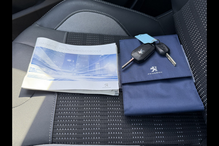 Peugeot 2008 BWJ 2018 | 1.2 111PK Allure AUTOMAAT | PANO | CLIMA | TREKHAAK | LEDER/STOF | NAVI | CAMERA A |