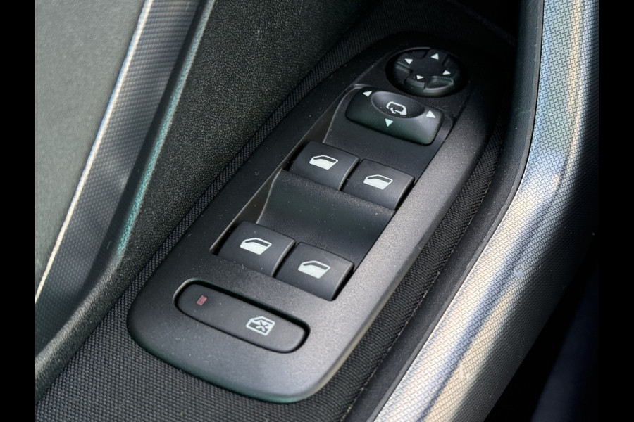 Peugeot 2008 BWJ 2018 | 1.2 111PK Allure AUTOMAAT | PANO | CLIMA | TREKHAAK | LEDER/STOF | NAVI | CAMERA A |