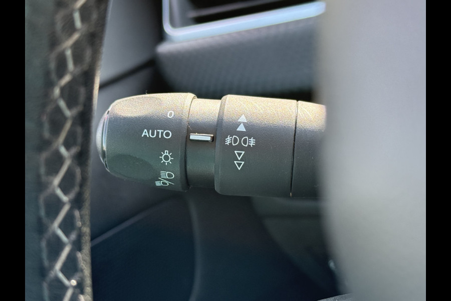 Peugeot 2008 BWJ 2018 | 1.2 111PK Allure AUTOMAAT | PANO | CLIMA | TREKHAAK | LEDER/STOF | NAVI | CAMERA A |