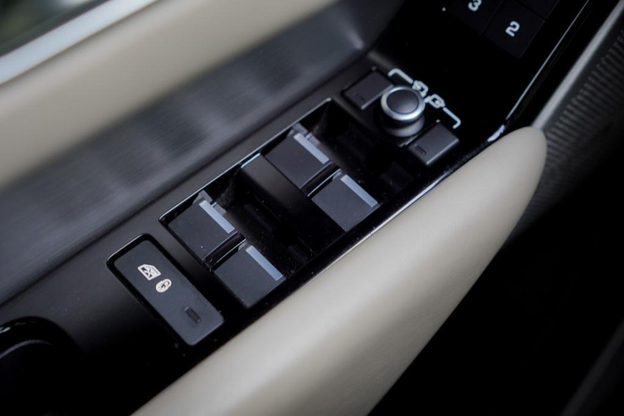 Land Rover Range Rover Velar 2.0 I4 Turbo AWD R-Dynamic HSE / Pano / Luchtvering / Massage / ACC