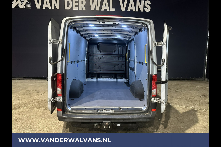 Volkswagen Crafter 2.0 TDI 140 pk L3H2 L2H1 Euro6 Airco | Navigatie | Apple Carplay | Android Auto | Trekhaak Parkeersensoren, Bijrijdersbank