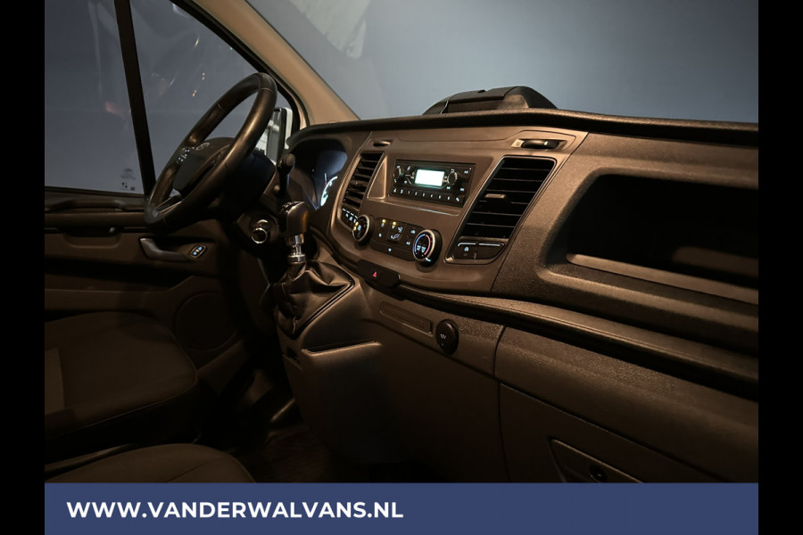 Ford Transit Custom 2.0 TDCI 131pk L2H1 Euro6 Airco | LED | Cruisecontrol | Verwarmde voorruit | 2800kg trekvermogen Parkeersensoren, Bijrijdersbank,
