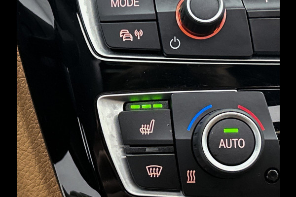 BMW 3-serie 320i Luxury Edition Automaat (PANORAMADAK, STOELVERWARMING, SPORTSTOELEN, DIGITALE COCKPIT, DEALER ONDERHOUDEN)