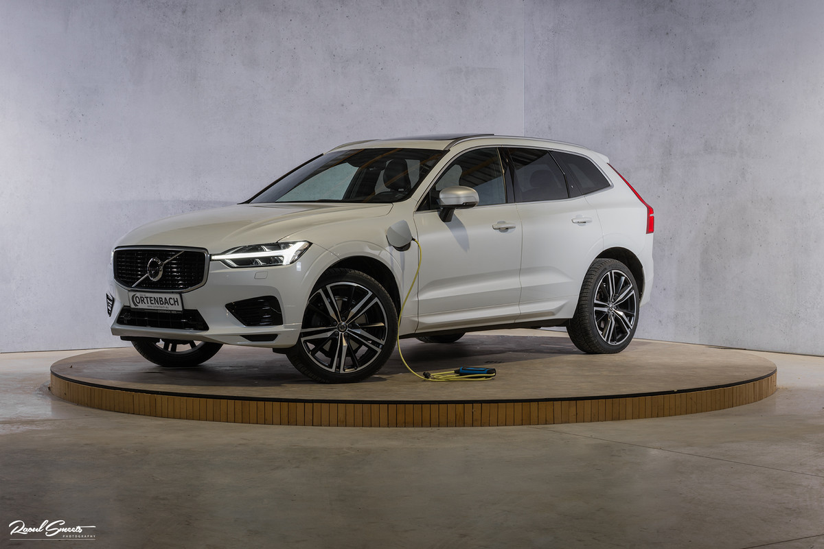 Volvo XC60 2.0 T8 Twin Engine AWD R-Design | Apple carplay | Trekhaak | Panorama | Adaptieve cruise |