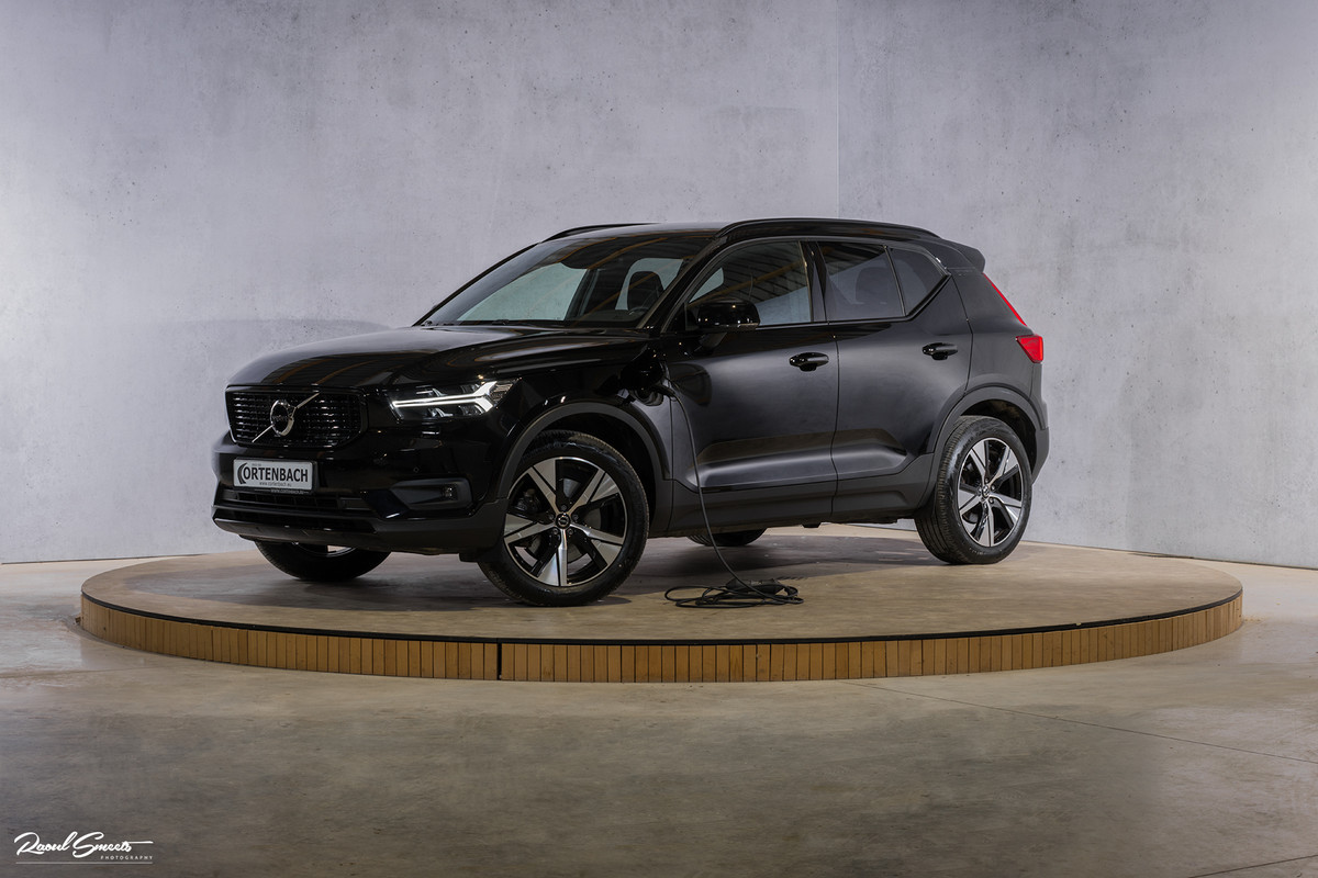 Volvo XC40 1.5 T4 Recharge R-Design | Zwenkbare trekhaak | Apple carplay | Adaptieve Koplampen | Cruise control | Volvo XC40 1.5 T4 Recharge R-Design | Zwenkbare trekhaak | Apple carplay | Adaptieve Koplampen | Cruise control |