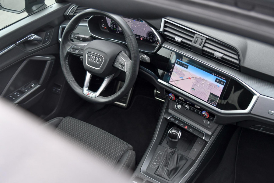 Audi Q3 Sportback 45 TFSI e 3x S-Line. Pano, ACC, Keyless, Sfeer, Dodeh, Camera, Matrix, 20'', Trekhaak, CarPlay!