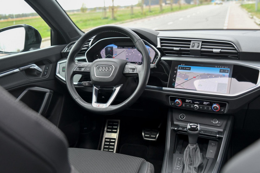 Audi Q3 Sportback 45 TFSI e 3x S-Line. Pano, ACC, Keyless, Sfeer, Dodeh, Camera, Matrix, 20'', Trekhaak, CarPlay!
