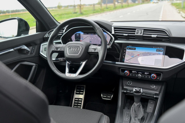 Audi Q3 Sportback 45 TFSI e 3x S-Line. Pano, ACC, Keyless, Sfeer, Dodeh, Camera, Matrix, 20'', Trekhaak, CarPlay!