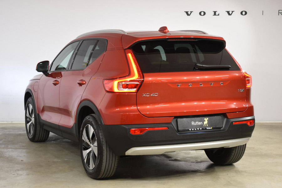 Volvo XC40 T5 262PK Automaat Twin Engine Momentum Pro / Leer / Park assist v+a / Achteruitrijcamera / Elektrische achterklep / Donker getint glas / Apple Carplay/Android Auto