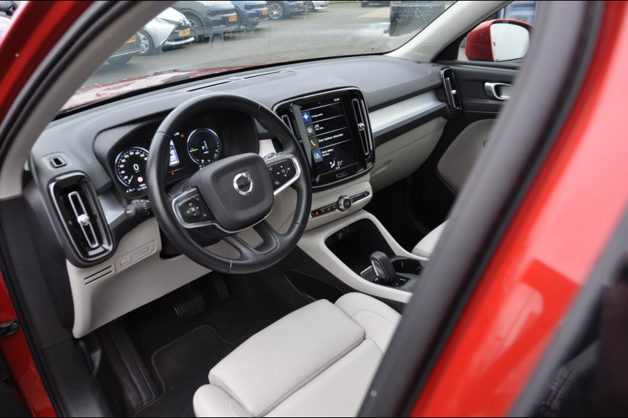 Volvo XC40 T5 262PK Automaat Twin Engine Momentum Pro / Leer / Park assist v+a / Achteruitrijcamera / Elektrische achterklep / Donker getint glas / Apple Carplay/Android Auto