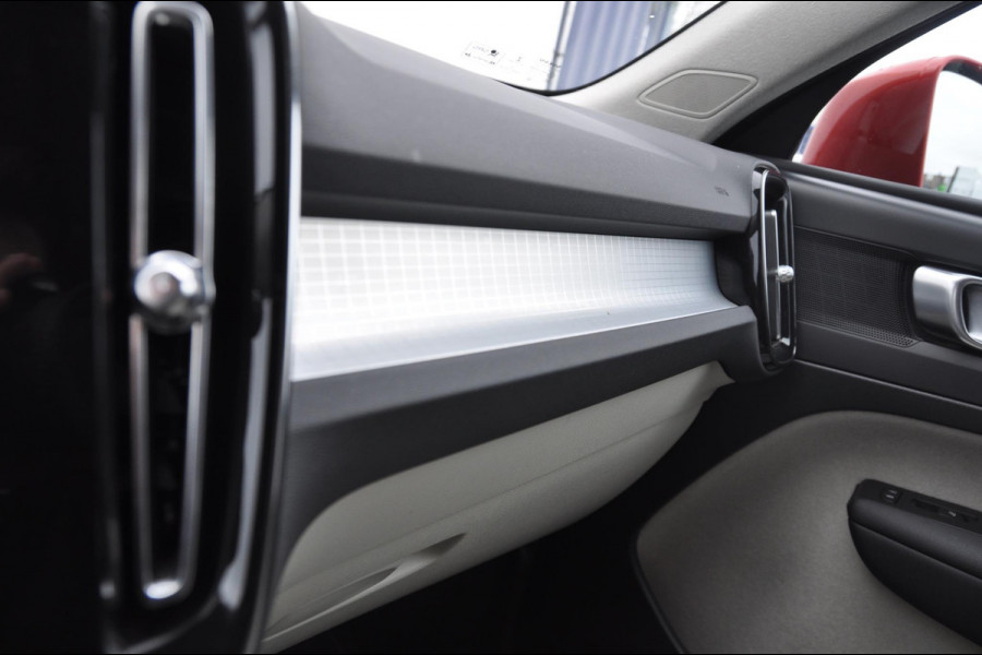 Volvo XC40 T5 262PK Automaat Twin Engine Momentum Pro / Leer / Park assist v+a / Achteruitrijcamera / Elektrische achterklep / Donker getint glas / Apple Carplay/Android Auto