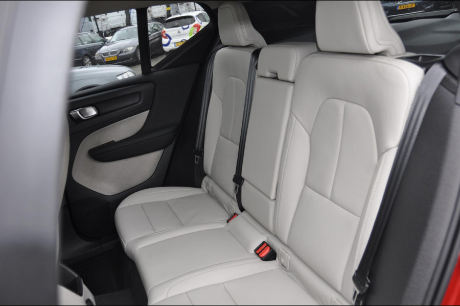 Volvo XC40 T5 262PK Automaat Twin Engine Momentum Pro / Leer / Park assist v+a / Achteruitrijcamera / Elektrische achterklep / Donker getint glas / Apple Carplay/Android Auto
